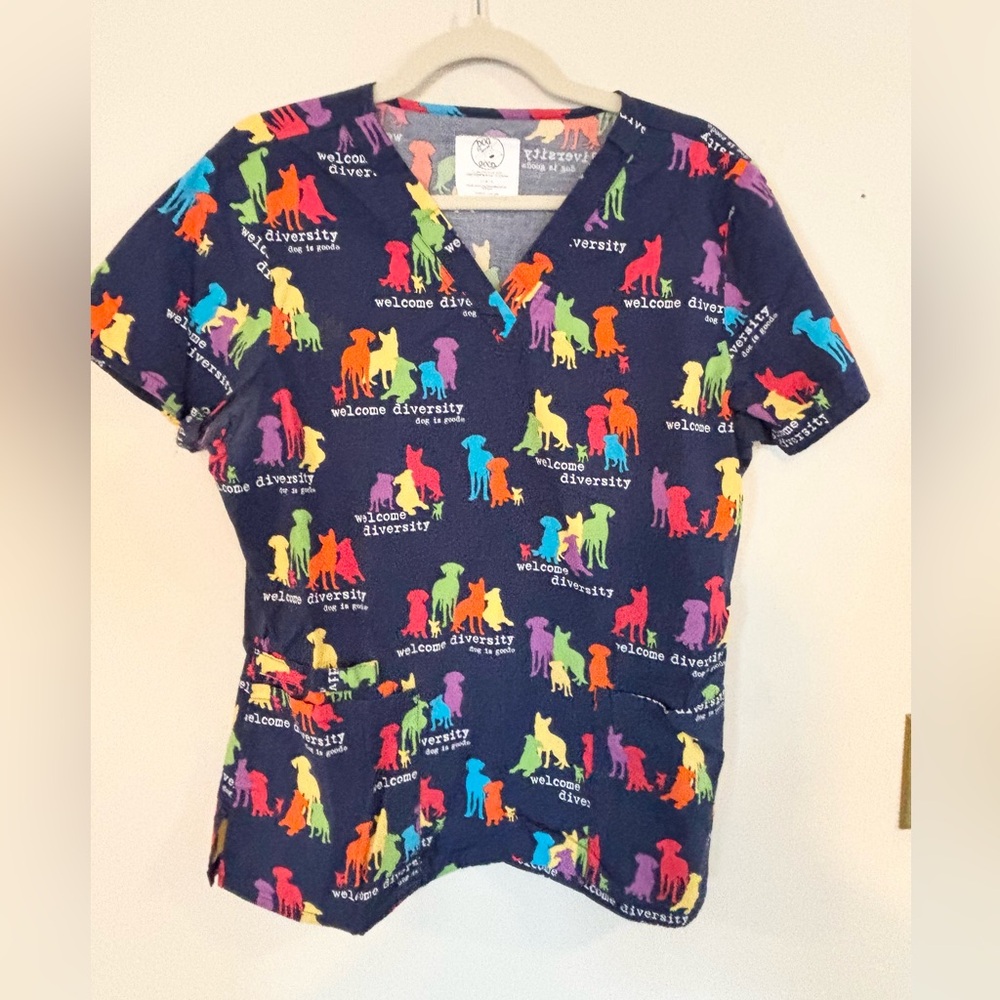 Colorful Animal Print Scrub Top size Large - Picture 2 of 7